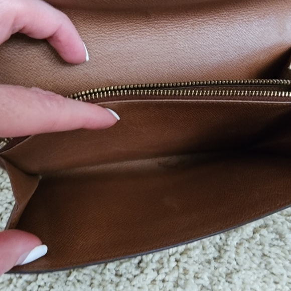 Luis Vuitton Sara Wallet - Picture 15 of 16